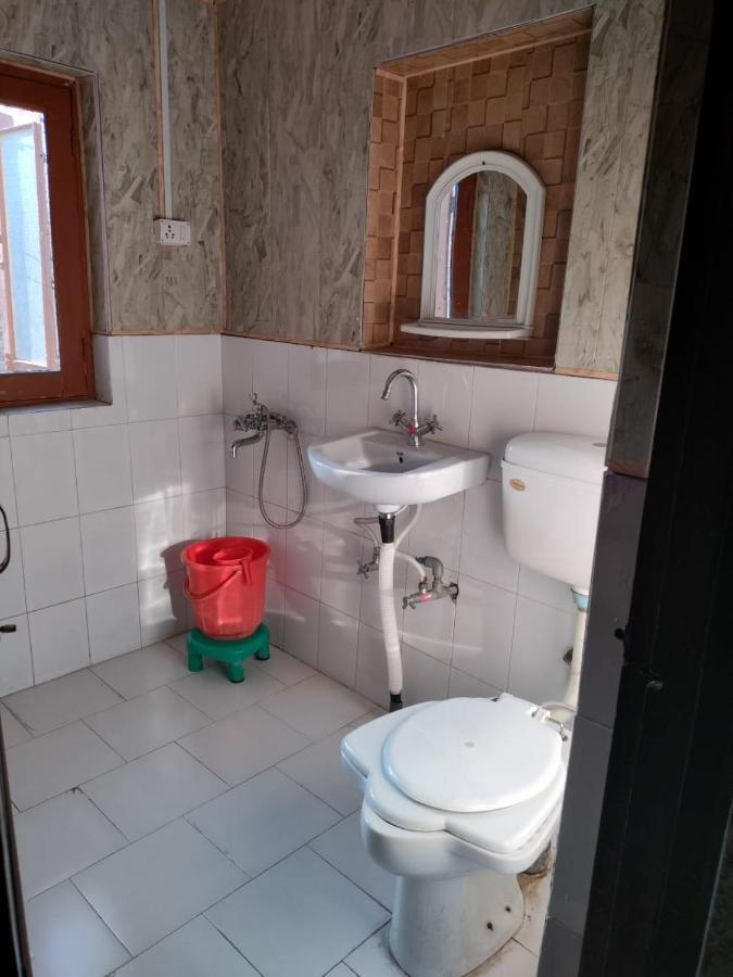 Hotel Regency Srīnagar Kültér fotó