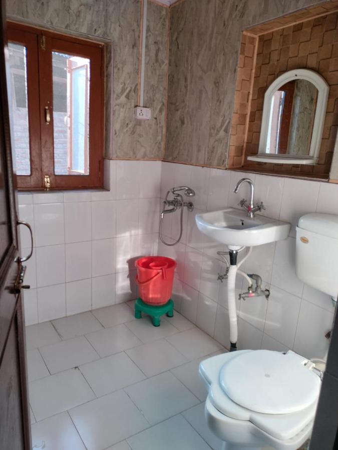 Hotel Regency Srīnagar Kültér fotó