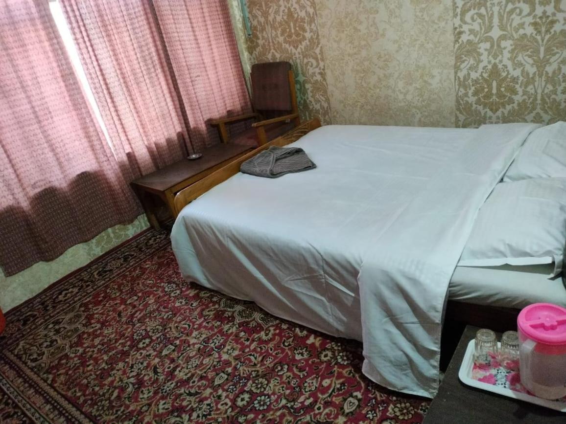 Hotel Regency Srīnagar Kültér fotó